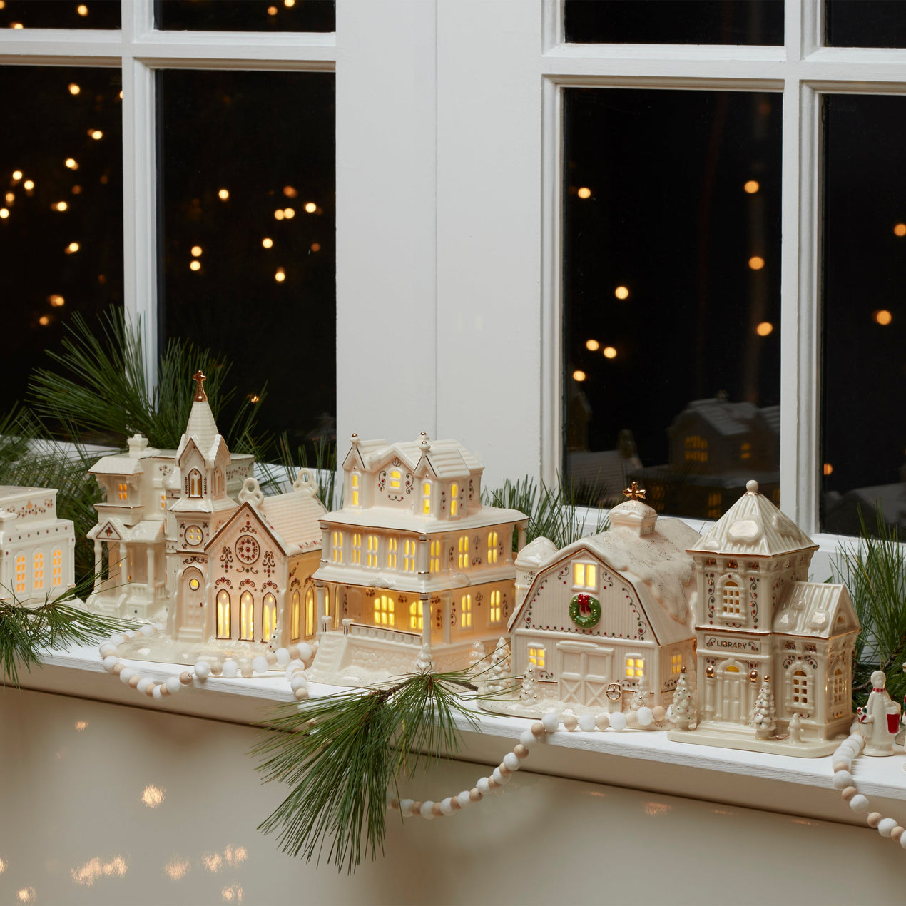 Mistletoe Park Lit Cottage & Caroler Figurine Set