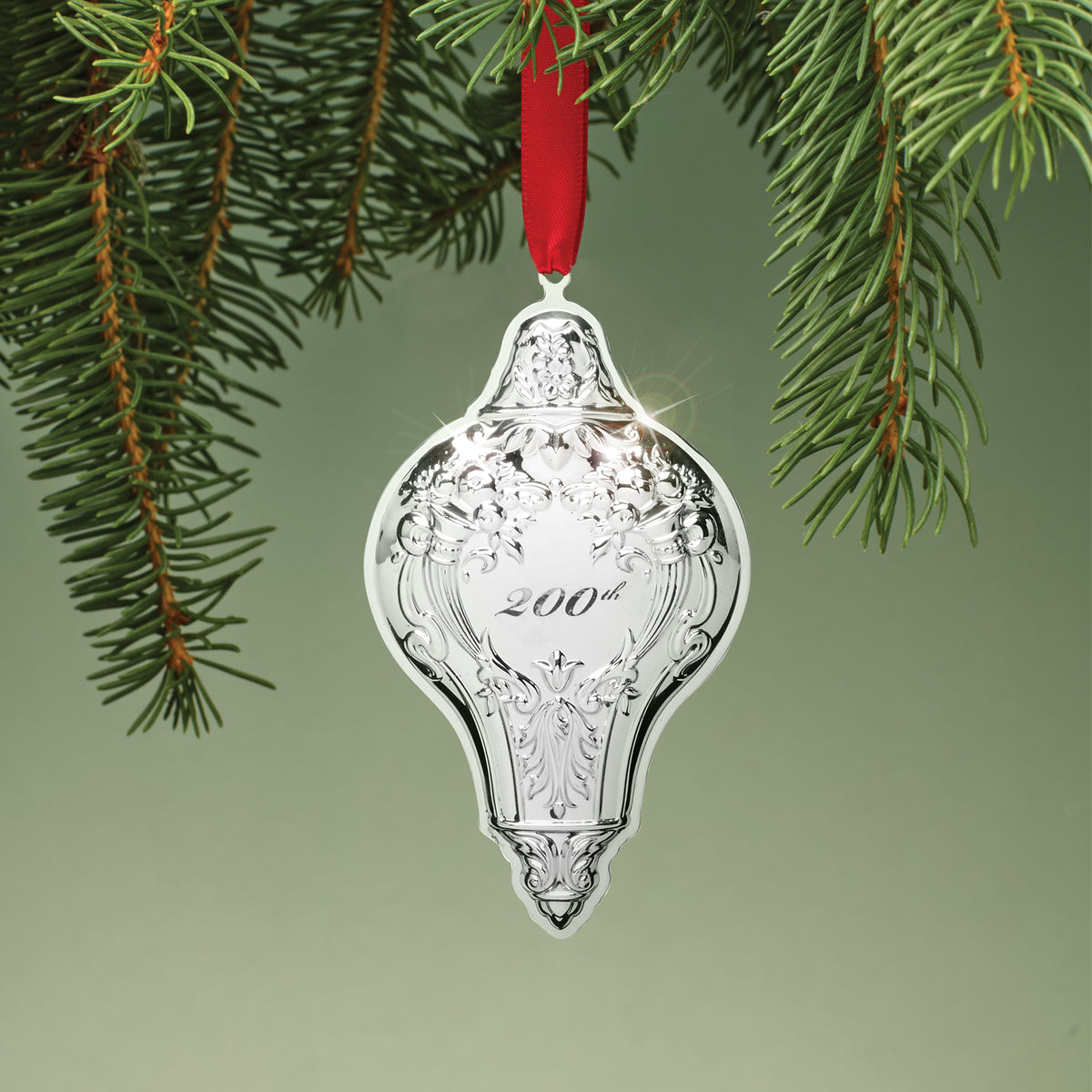 HARMONIER サンタクロース 2025 Santa With Mistletoe Ornament – Lenox Corporation