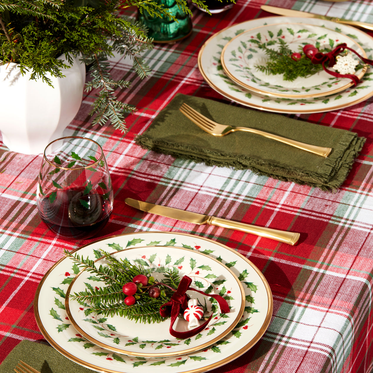 Holiday 18 Piece Dinnerware Set