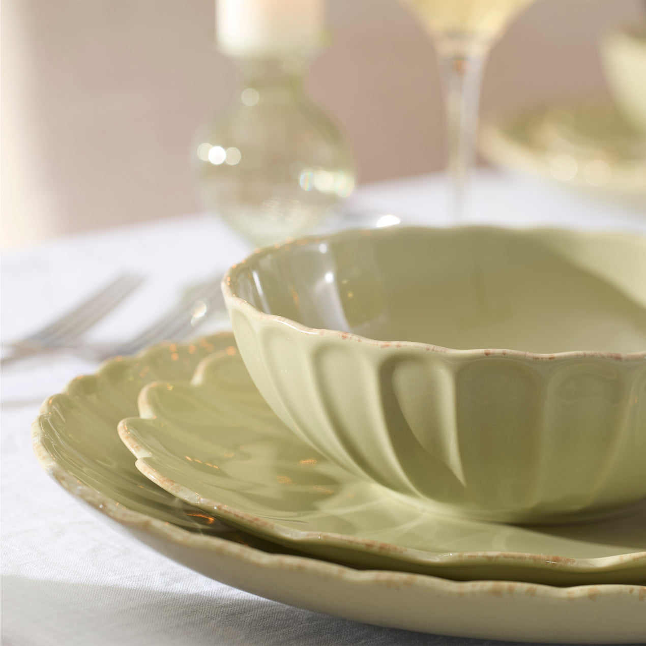 French Perle Scallop Green 18-Piece Dinnerware Set