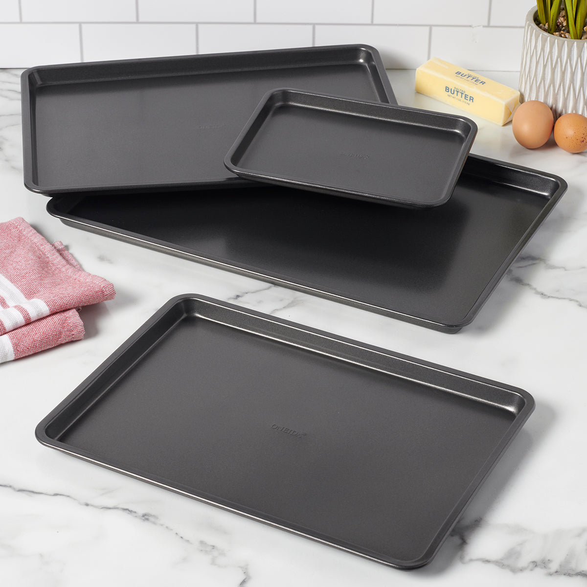 Simply Sweet Bakeware 4 Piece Cookie Sheet Set – Lenox Corporation