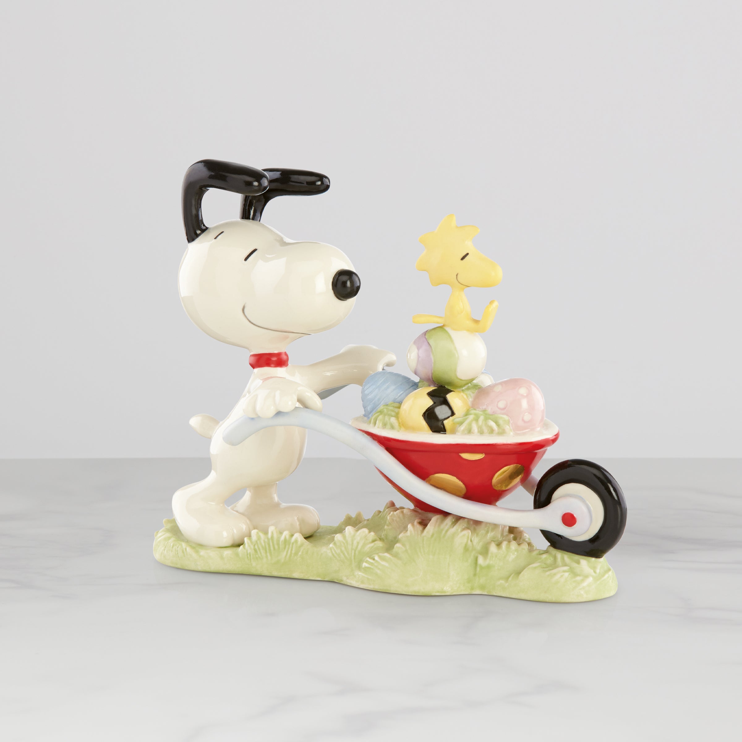 スヌーピー フィギュア 陶器 PEANUTS COLLECTION イースター Snoopy Easter Egg Delivery Figurine – Lenox Corporation