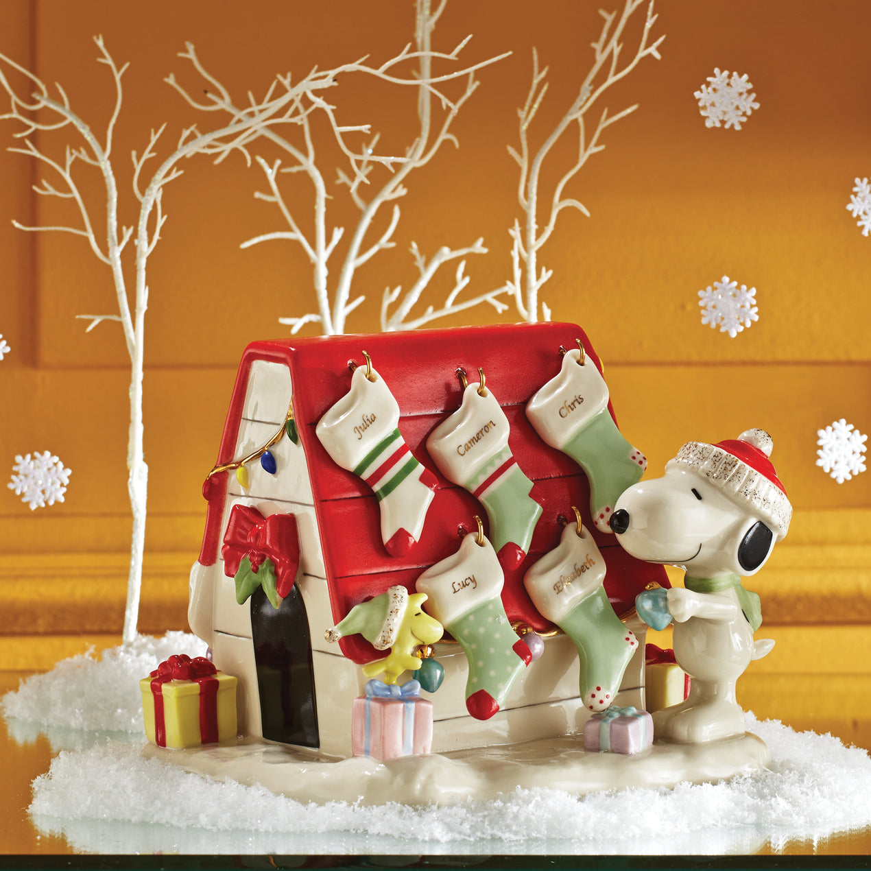 スヌーピーLENOX Snoopy Claus Snoopy's Christmas Deco For You Figurine – Lenox Corporation