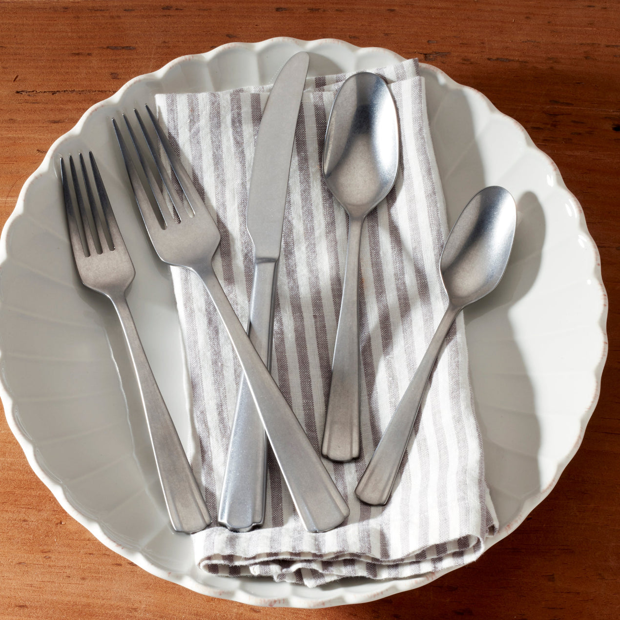 French Perle Scallop 65-Piece Flatware Set