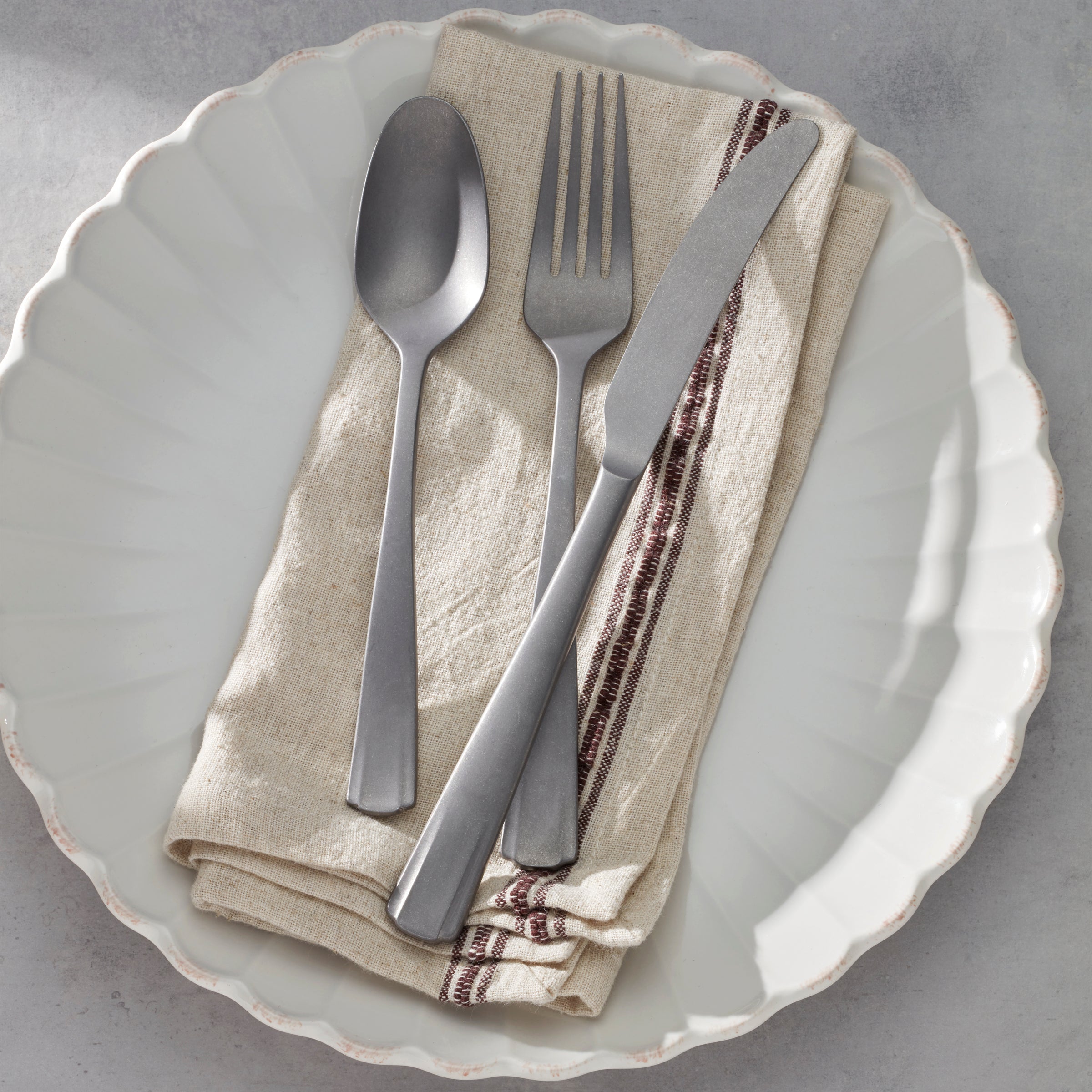 French Perle Scallop Vintage 65-Piece Flatware Set – Lenox Corporation