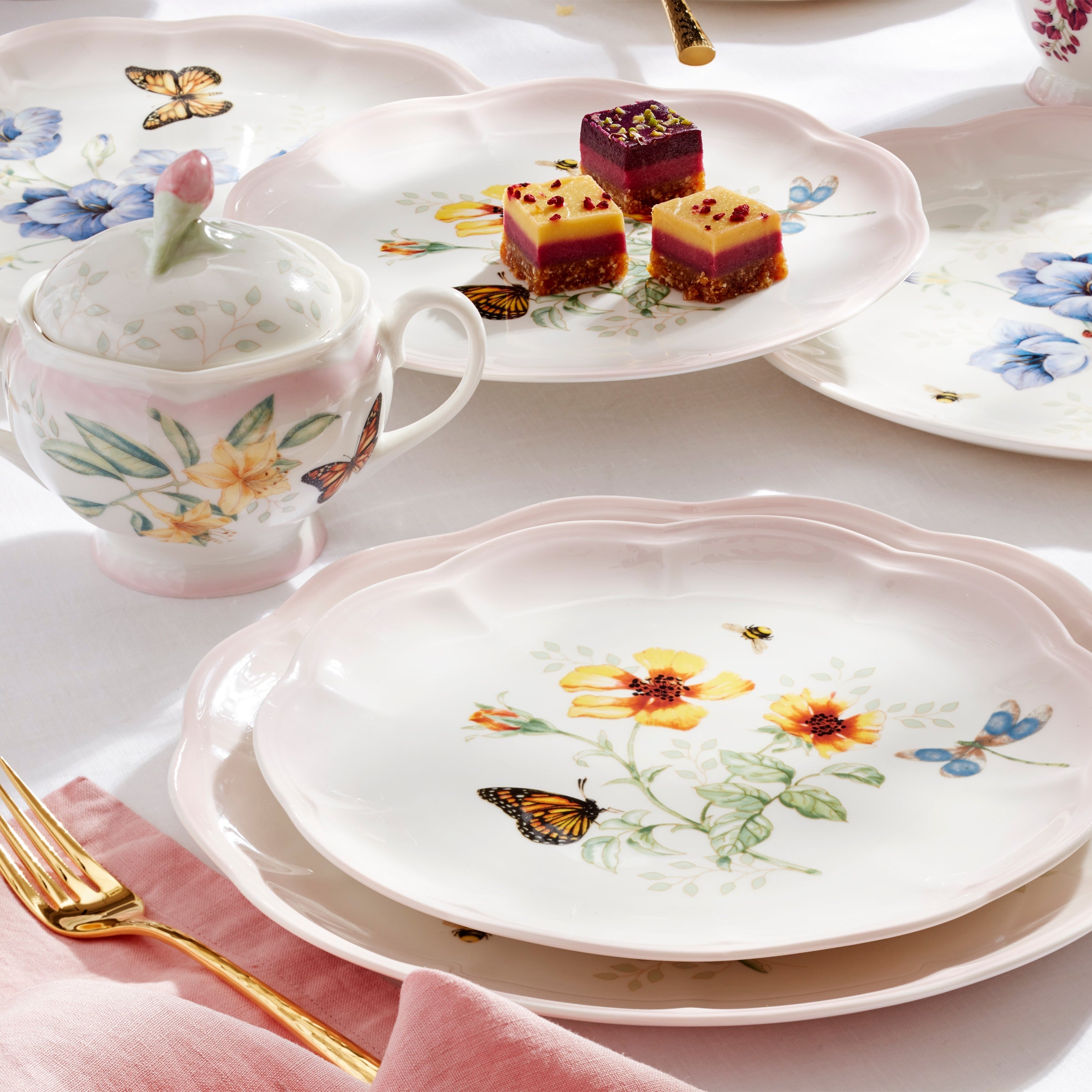 Little Apple Butterfly Meadow 9巻セット Butterfly Meadow Pink 12-Piece Dinnerware Set – Lenox Corporation