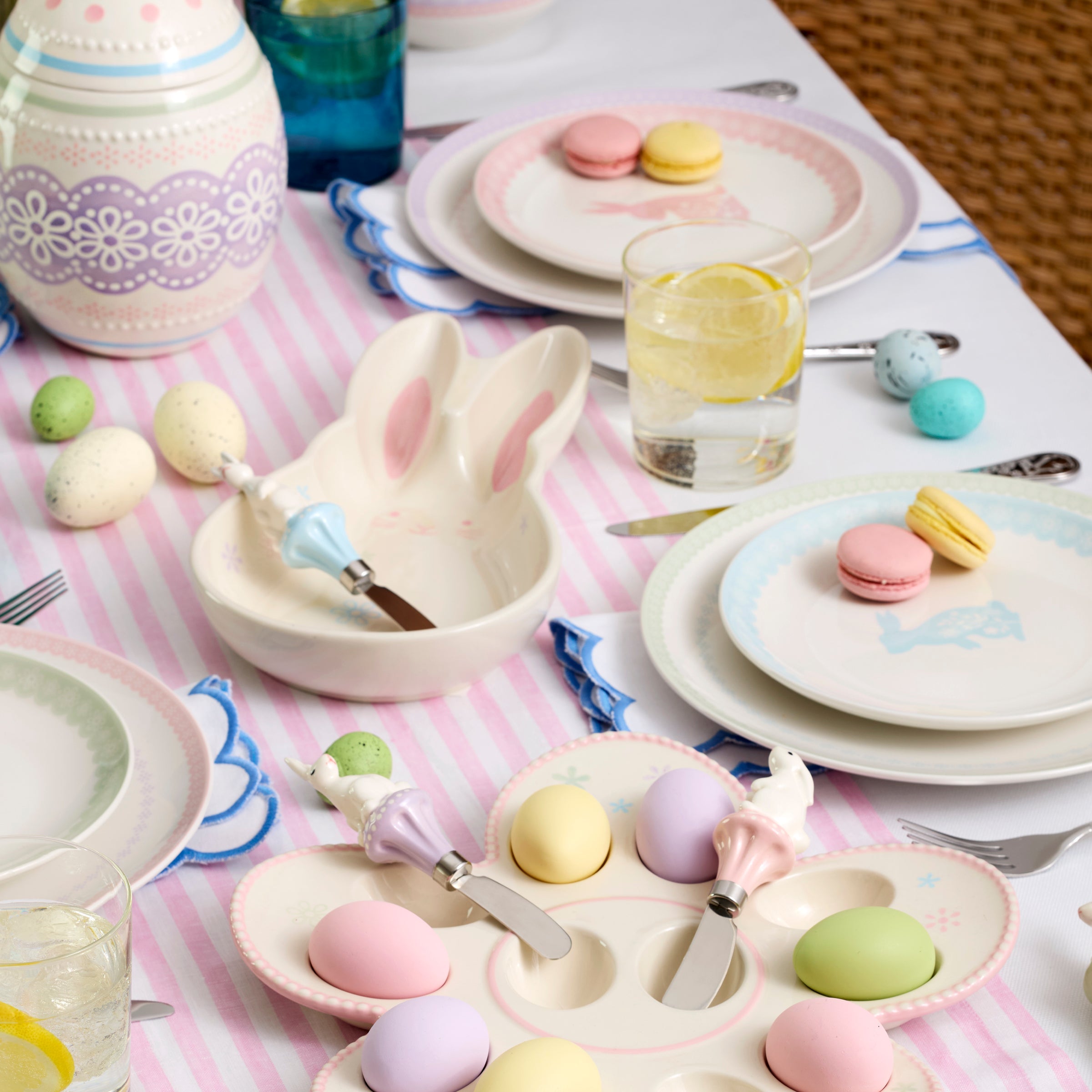 サンルイ ペーパーウエイト 2011 LE LAPIN /兎 Bunny Hop Bunny Platter – Lenox Corporation