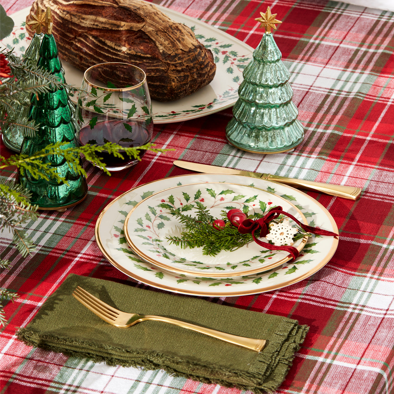 Holiday 18 Piece Dinnerware Set