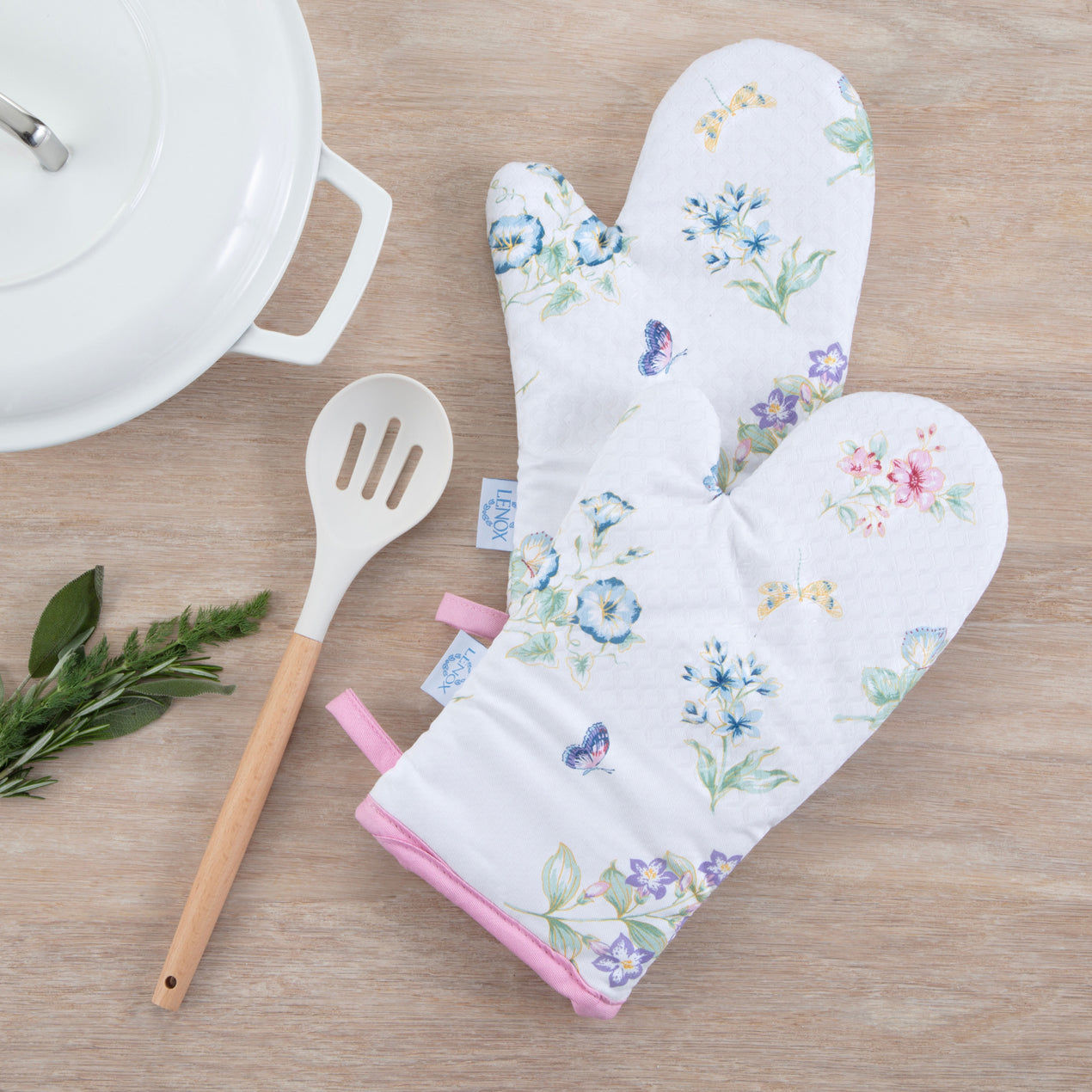 Butterfly Meadow Oven Mitts, Set of 2 – Lenox Corporation