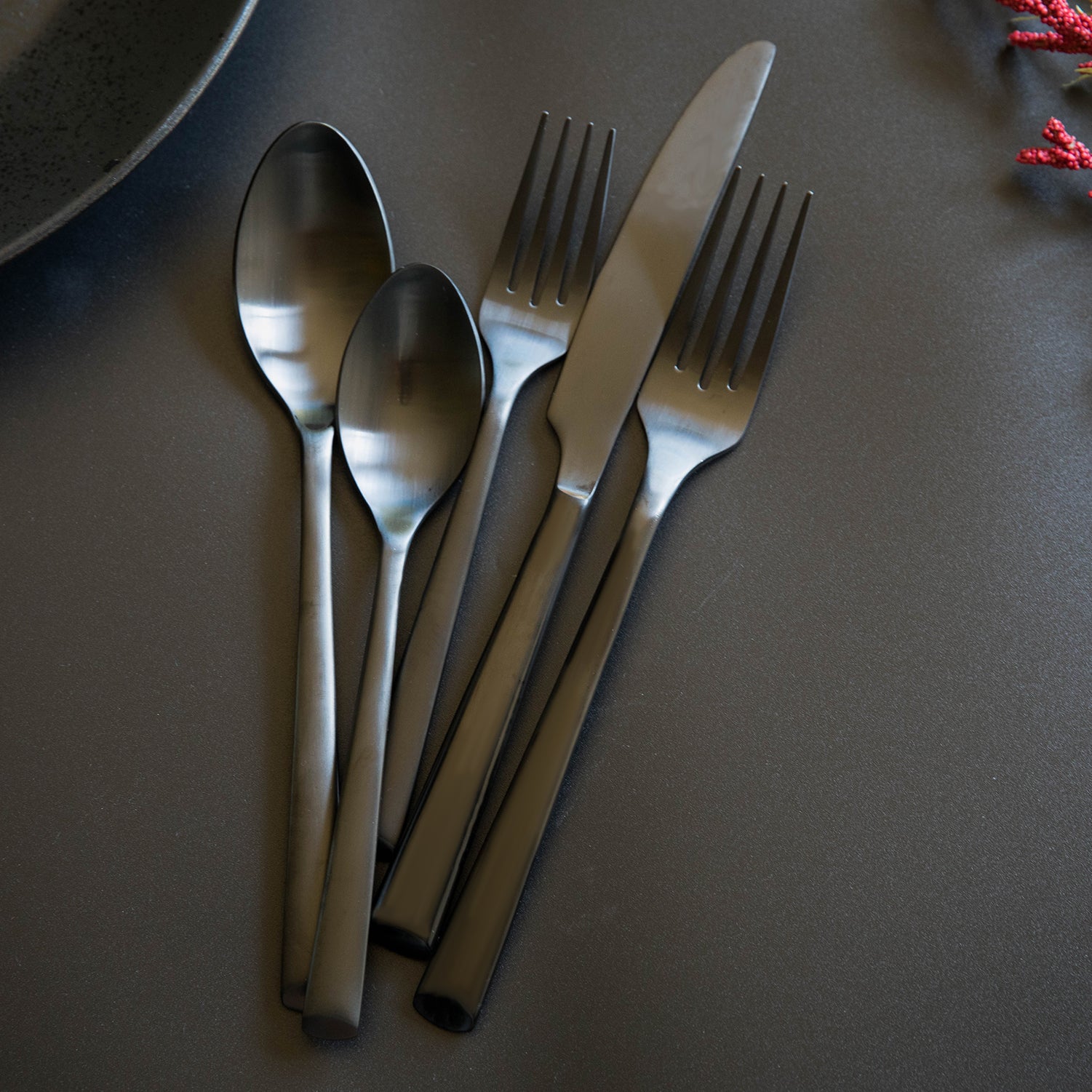 銀杯。220g Gilda Black Satin 20-Piece Flatware Set – Lenox Corporation